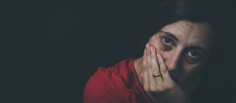 كيف يؤثر العنف المنزلي على ظروف وبيئة الأمومة؟