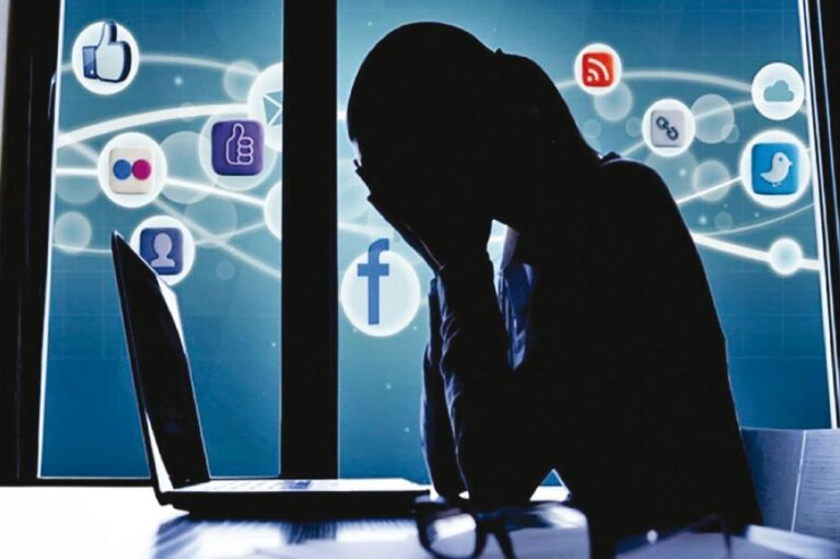 العنف الإلكتروني وآثاره على النساء والفتيات في السياقات الإنسانية