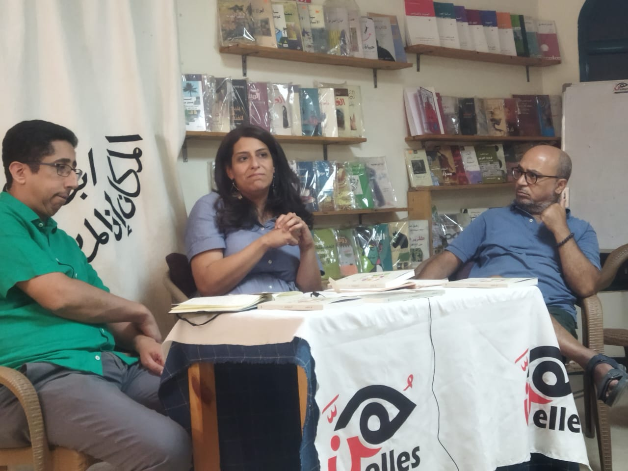 بالصور.. مناقشة وتوقيع ديوان “كل شوارع المدينة” في دار هن