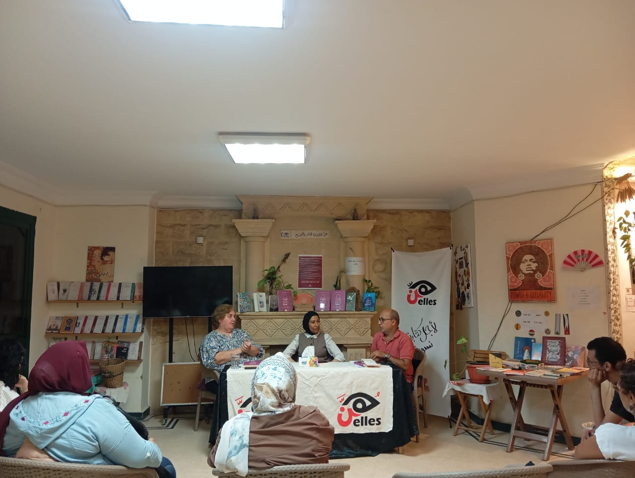 بالصور.. مناقشة “ضرورة أن نكون أنفسنا” في نادي كتاب هن